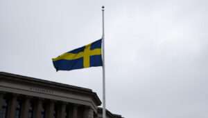 Flagga på halv stång i Sverige: regler, undantag och guide